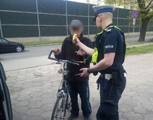 Policjanci podczas działań na drodze