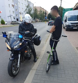 Policjanci podczas działań na drodze