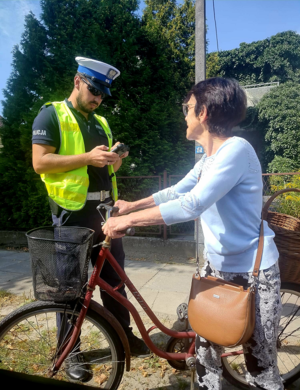 Policjanci podczas działań na drodze