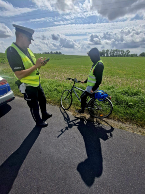 Policjanci podczas działań na drodze