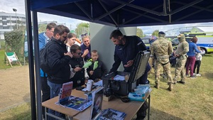 Policjant promuje służbę w mundurze wśród uczestników pikniku