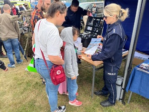 Policjantka promuje służbę w mundurze