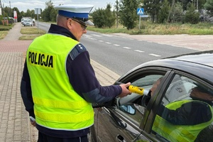 Policjanci podczas działań na drodze