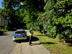 Policjanci podczas kontroli infrastruktury drogowej
