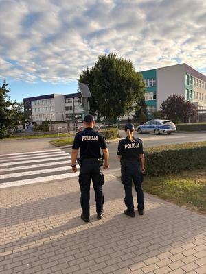 Policjanci podczas kontroli infrastruktury drogowej