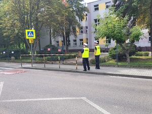 Policjanci podczas kontroli infrastruktury drogowej