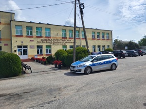 Policjanci podczas kontroli infrastruktury drogowej