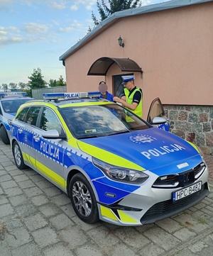 Policjanci w trakcie działań na drodze