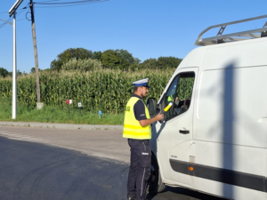 Policjanci w trakcie działań na drodze