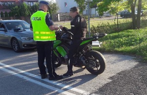 Policjanci RD podczas działań na drodze.