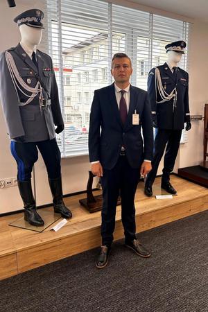 turecki policjant zwiedza pomieszczenia budynku policji