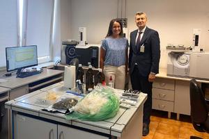 turecki policjant zwiedza pomieszczenia budynku policji