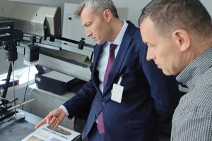 turecki policjant zwiedza pomieszczenia budynku policji