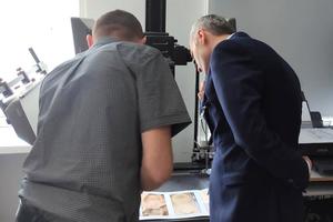 turecki policjant zwiedza pomieszczenia budynku policji