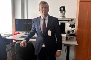 turecki policjant zwiedza pomieszczenia budynku policji