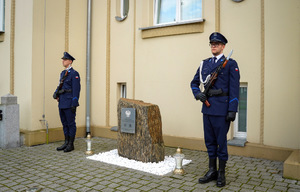 Uroczyste złożenie kwiatów pod pomnikiem