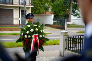 Uroczyste złożenie kwiatów pod pomnikiem
