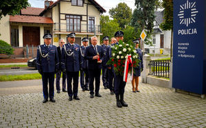 Uroczyste złożenie kwiatów pod pomnikiem
