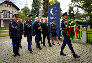 Uroczyste złożenie kwiatów pod pomnikiem
