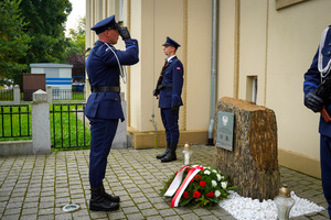 Uroczyste złożenie kwiatów pod pomnikiem