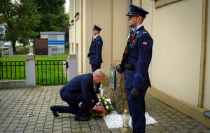 Uroczyste złożenie kwiatów pod pomnikiem