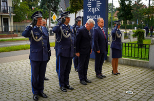 Uroczyste złożenie kwiatów pod pomnikiem