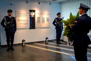 Uroczyste złożenie kwiatów pod pomnikiem