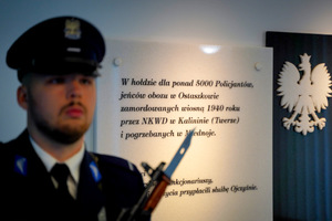 Uroczyste złożenie kwiatów pod pomnikiem