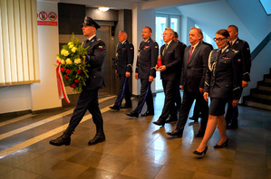 Uroczyste złożenie kwiatów pod pomnikiem