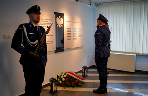 Uroczyste złożenie kwiatów pod pomnikiem