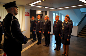 Uroczyste złożenie kwiatów pod pomnikiem