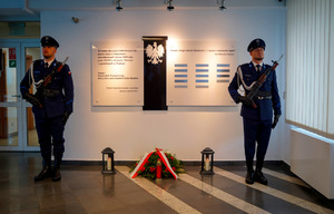 Uroczyste złożenie kwiatów pod pomnikiem