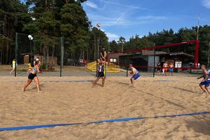 uczestnicy grają w siatkówkę plażową