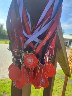 pęk &quot;smyczy&quot; z emblematem Czerwonego Krzyża