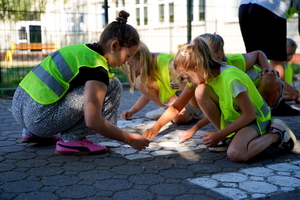 Policjanci podczas briefingu dot. konkursu &quot;Odblaskowa szkoła&quot;