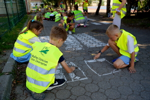 Policjanci podczas briefingu dot. konkursu &quot;Odblaskowa szkoła&quot;