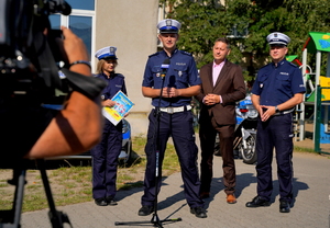 Policjanci podczas briefingu dot. konkursu &quot;Odblaskowa szkoła&quot;