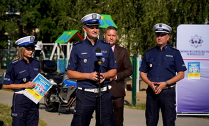 Policjanci podczas briefingu dot. konkursu &quot;Odblaskowa szkoła&quot;