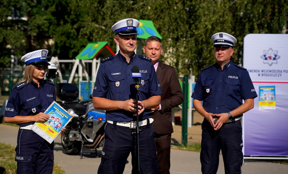 Policjanci podczas briefingu dot. konkursu "Odblaskowa szkoła"