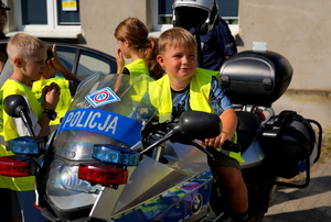 Policjanci podczas briefingu dot. konkursu &quot;Odblaskowa szkoła&quot;