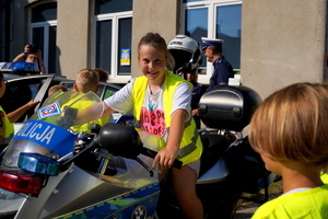 Policjanci podczas briefingu dot. konkursu &quot;Odblaskowa szkoła&quot;