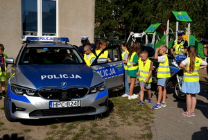 Policjanci podczas briefingu dot. konkursu &quot;Odblaskowa szkoła&quot;