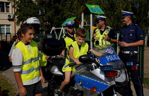 Policjanci podczas briefingu dot. konkursu &quot;Odblaskowa szkoła&quot;