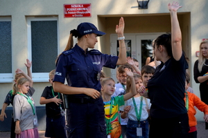 Policjanci podczas briefingu dot. konkursu &quot;Odblaskowa szkoła&quot;