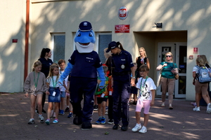 Policjanci podczas briefingu dot. konkursu &quot;Odblaskowa szkoła&quot;