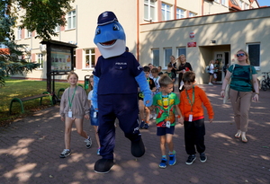 Policjanci podczas briefingu dot. konkursu &quot;Odblaskowa szkoła&quot;