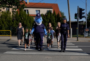 Policjanci podczas briefingu dot. konkursu &quot;Odblaskowa szkoła&quot;