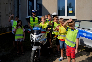Policjanci podczas briefingu dot. konkursu &quot;Odblaskowa szkoła&quot;