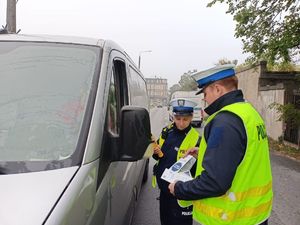 Policjanci podczas sprawdzanie trzeźwości kieorwców.