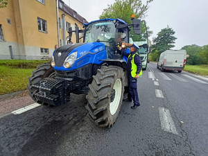 Policjanci podczas sprawdzanie trzeźwości kieorwców.